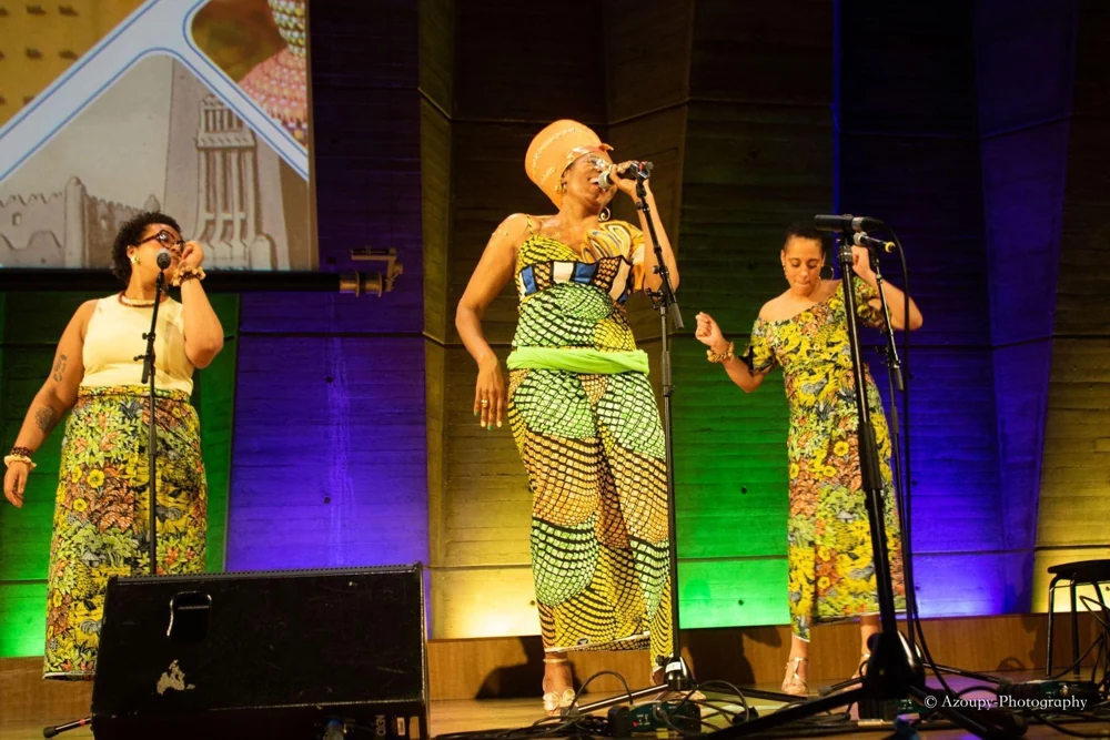 Tatuwäge sur scène avec ses choristes